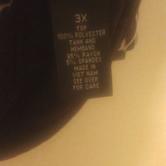 Black and white ALYX blouse open slit in front and back of blouse. - Picture 8 of 8